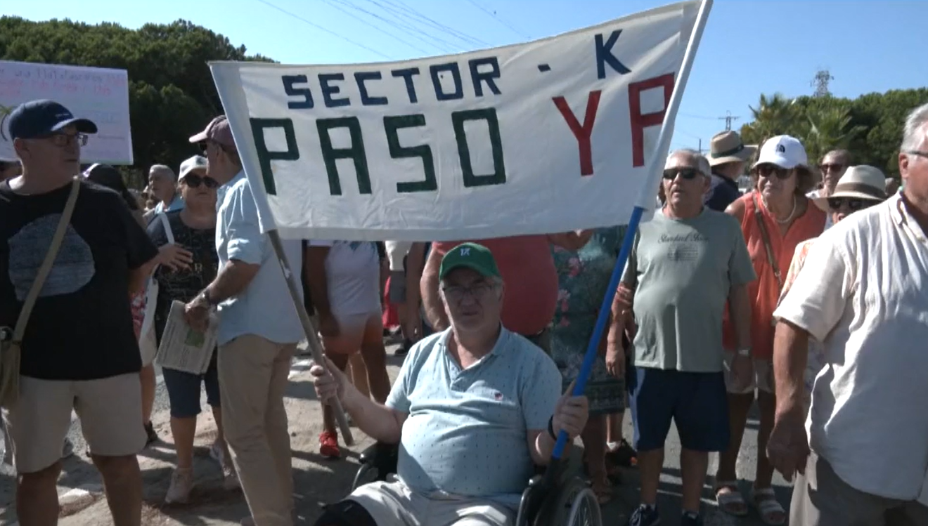 Tensión en las protestas de Matalascañas: los vecinos se niegan a pagar la zona azul para ir a la playa Tensión en las protestas de Matalascañas: los vecinos se niegan a pagar la zona azul para ir a la playa
