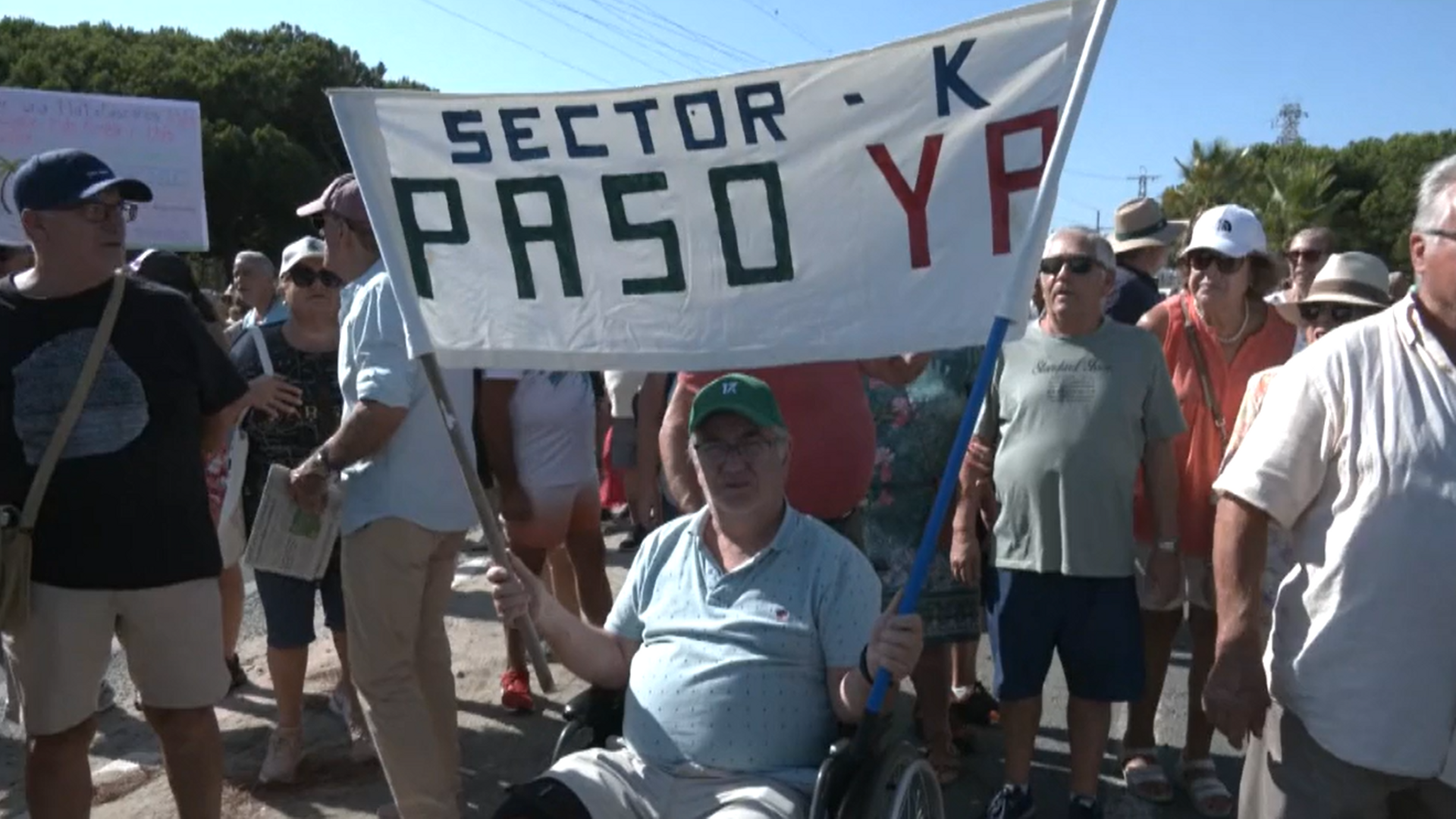 Tensión en las protestas de Matalascañas: los vecinos se niegan a pagar la zona azul para ir a la playa