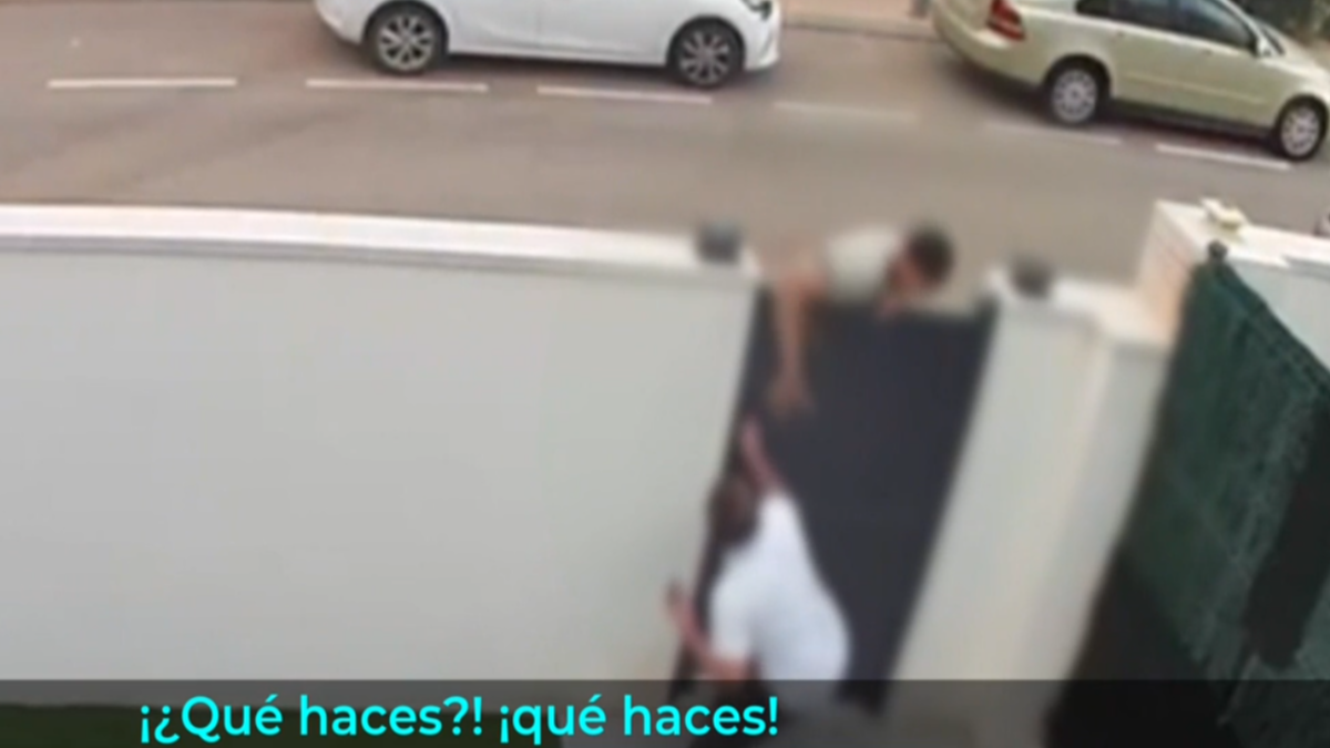Un hombre graba en vídeo cómo su vecino intenta apuñalarle: "Me amenaza todos los días, lleva un año haciéndome la vida imposible""