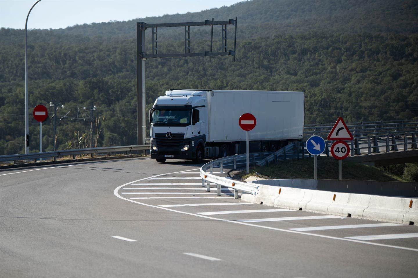 Imagen de archivo de un camión circulando por una autovía