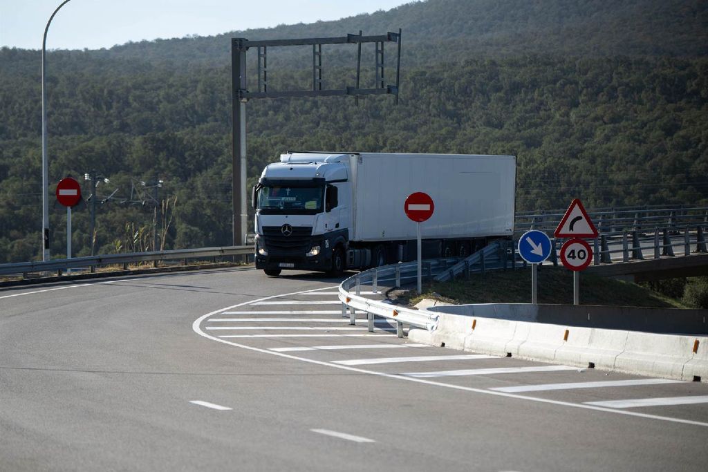 Imagen de archivo de un camión circulando por una autovía