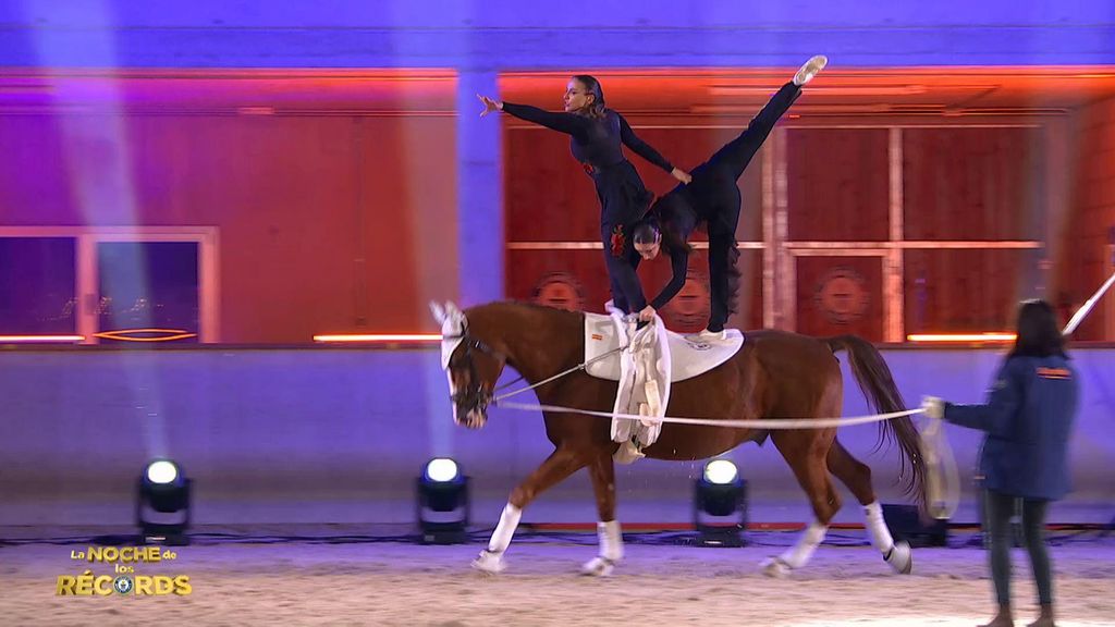 Dos españolas consiguen un Guinness Record a lomos de un caballo en una trepidante noche La noche de los récords Temporada 1 Top Vídeos 46