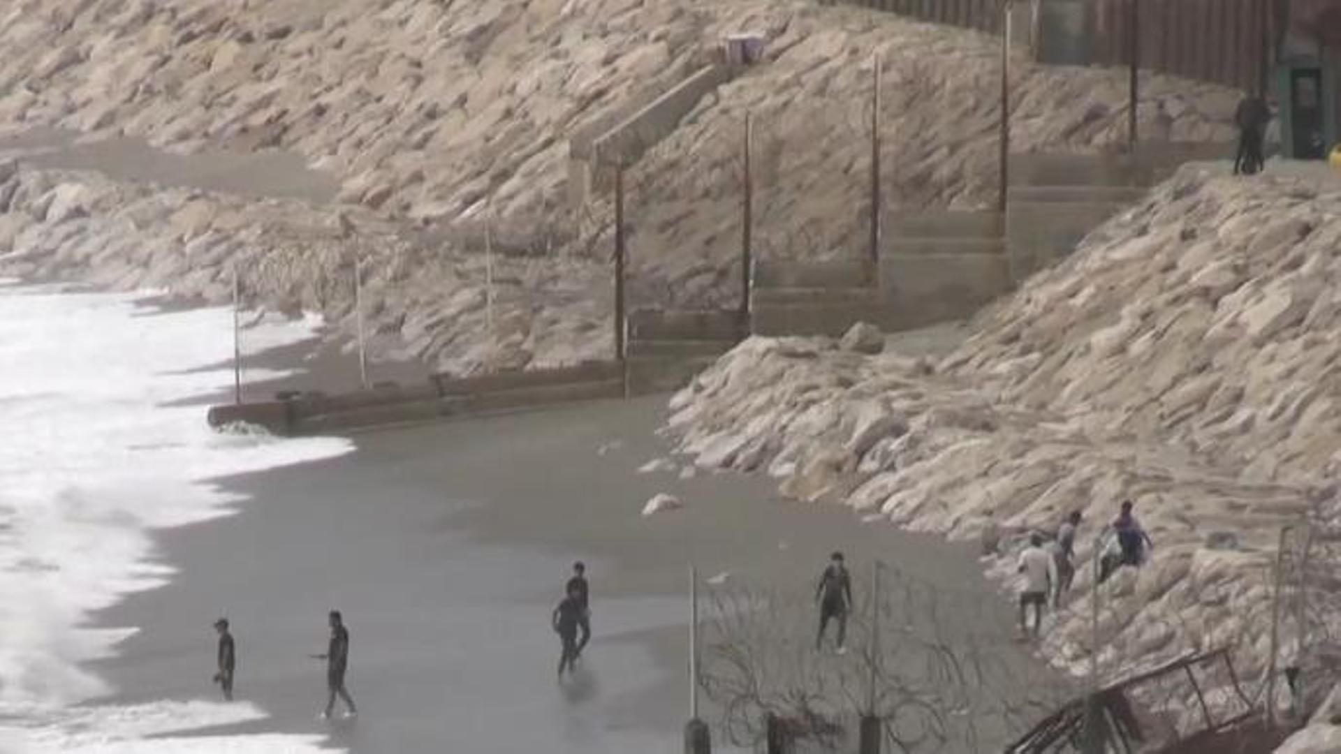 Llegan a Ceuta 54 jóvenes migrantes a nado