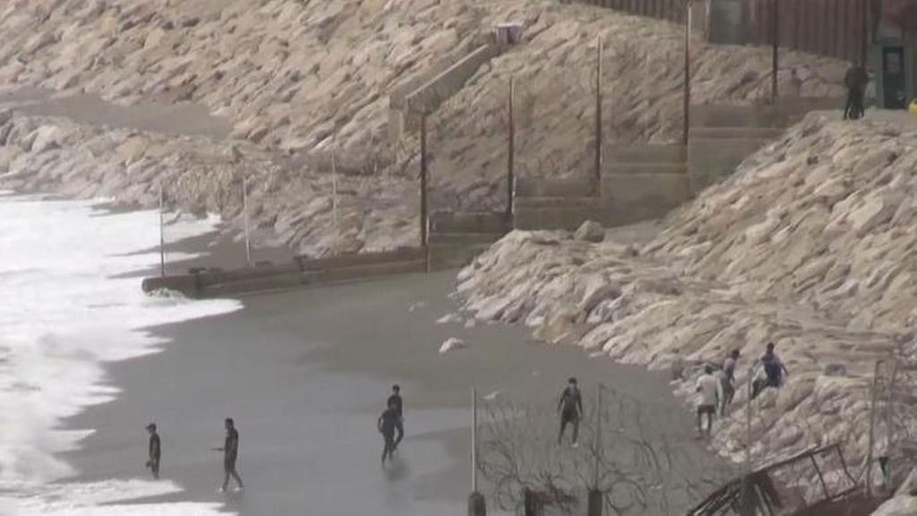 Llegan a Ceuta 54 jóvenes migrantes a nado