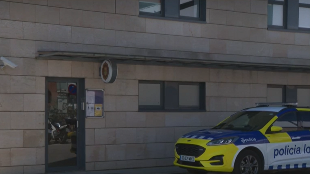 Los Mossos abaten a un hombre que entró armado en la comisaría de la Policía de Montornès, Barcelona: hay un agente herido