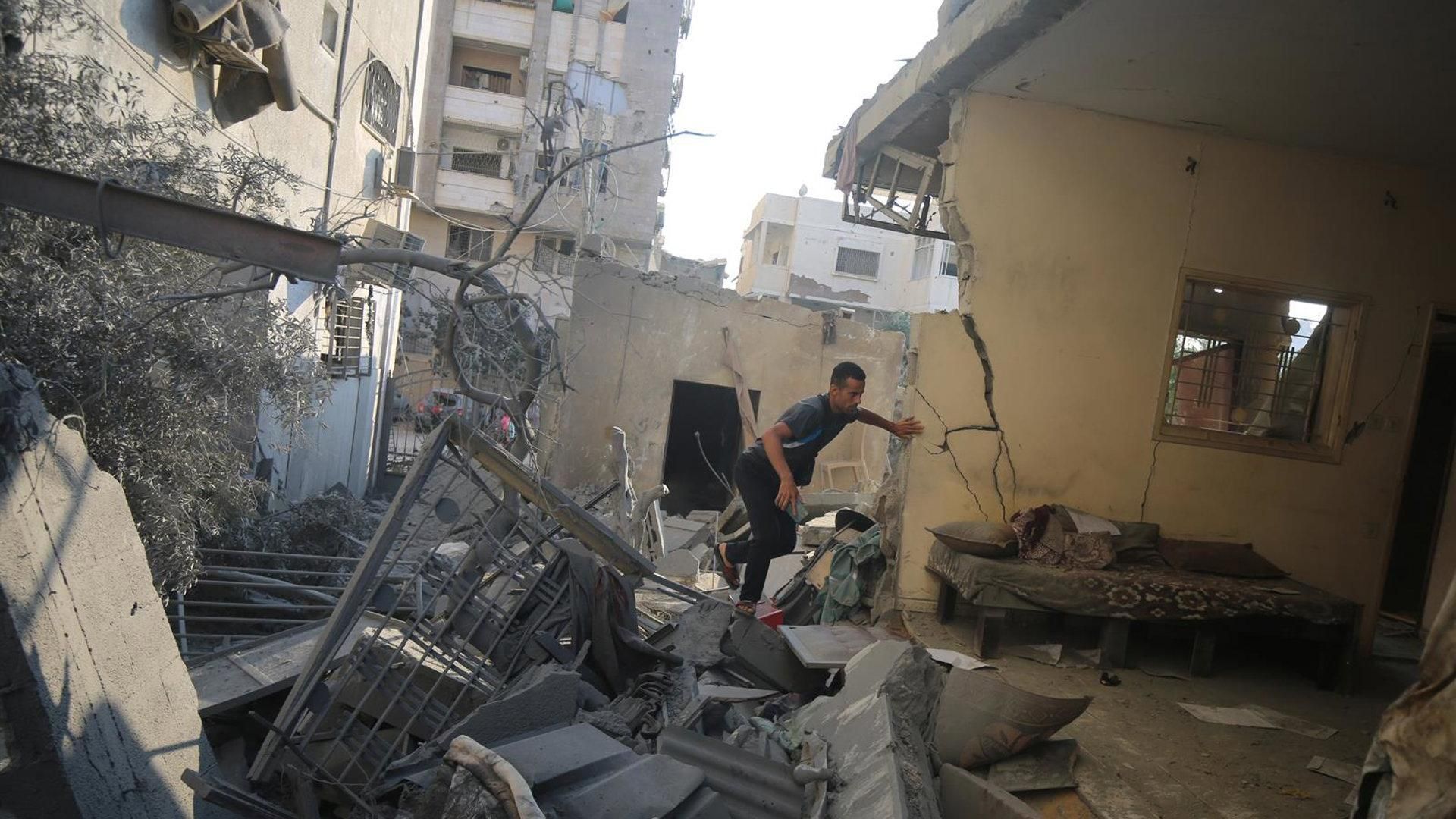 Nueva ráfaga de ataques aéreos de Israel en Gaza: hay seis muertos, entre ellos un matrimonio