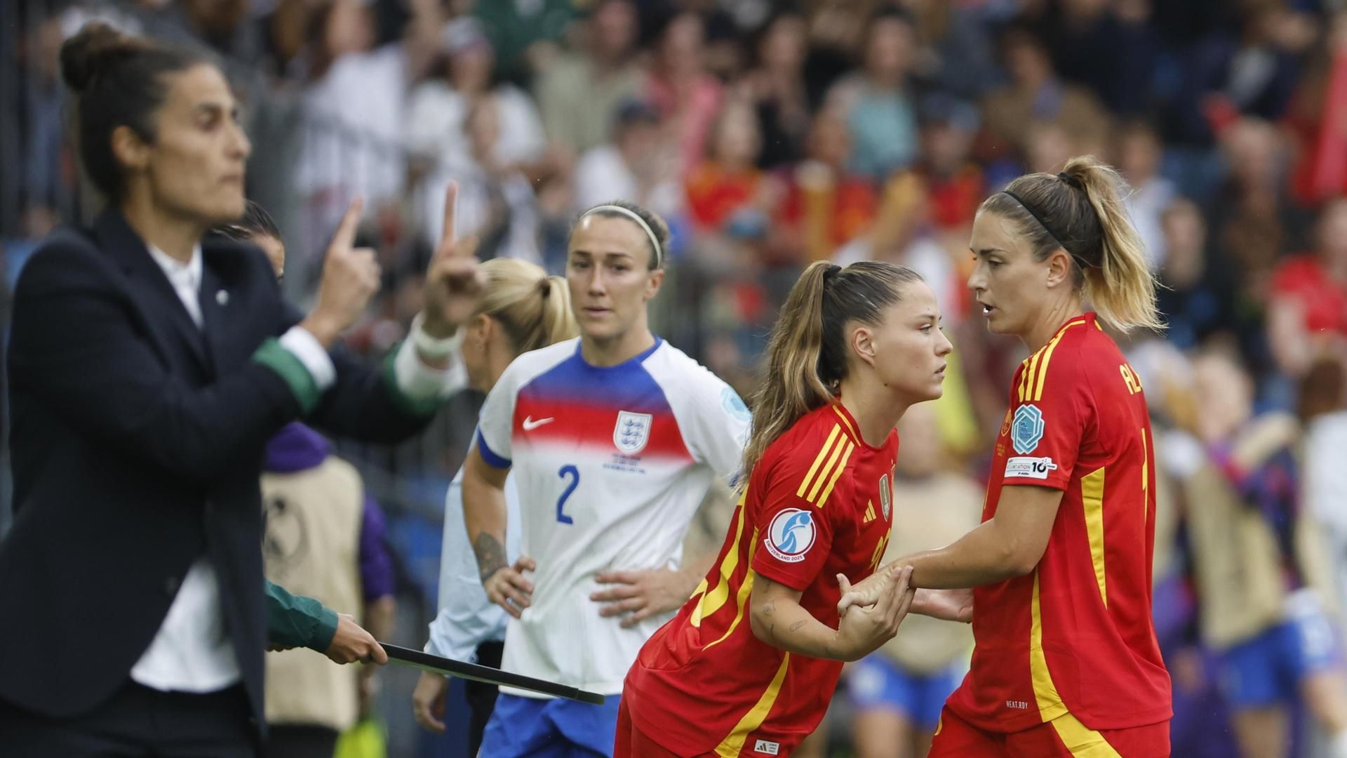 Alexia Putellas abandona el terreno juego sustituida por Claudia Pina en la final de la Eurocopa
