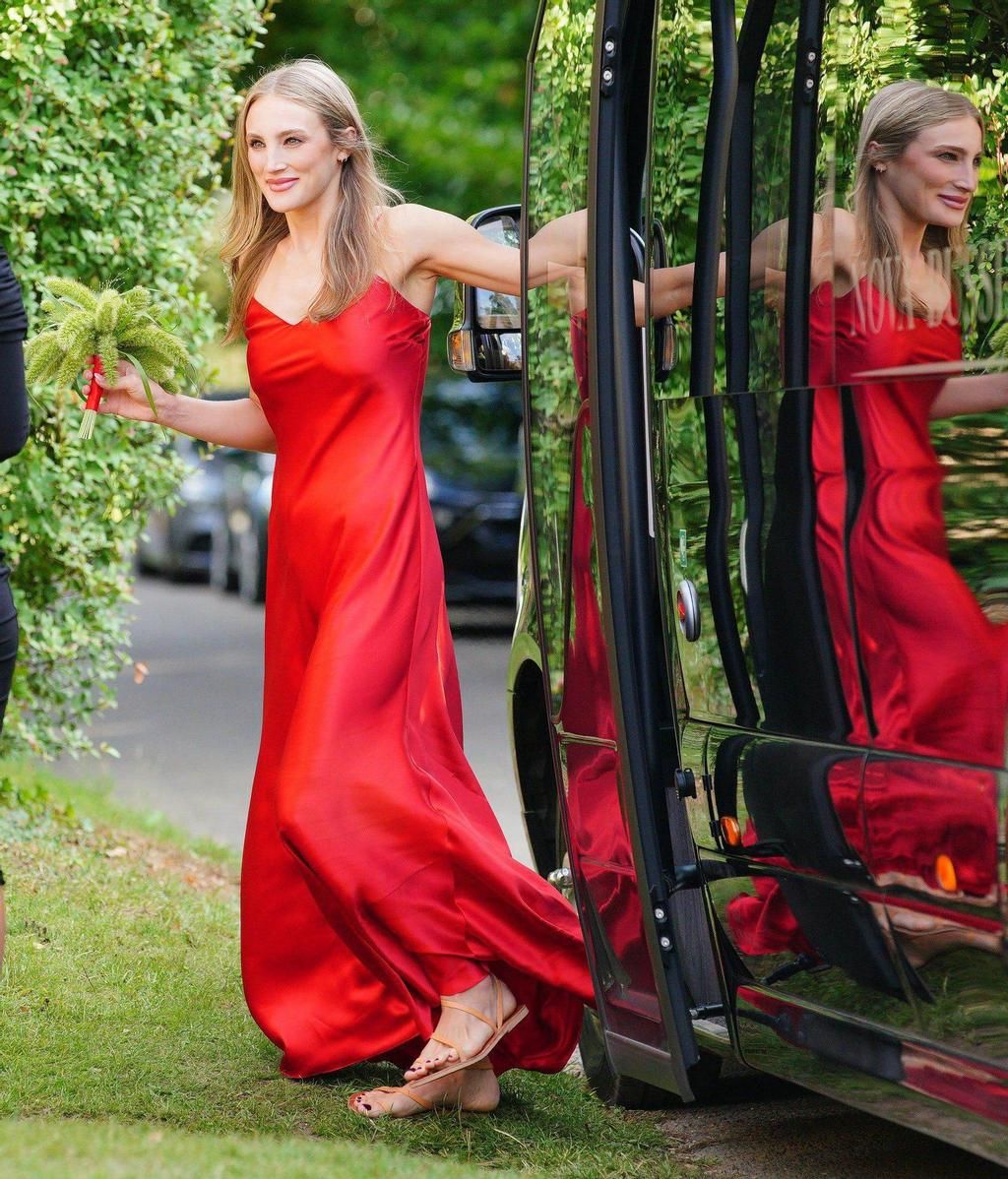 Jessica Rae Springsteen llegando a la boda como dama de honor
