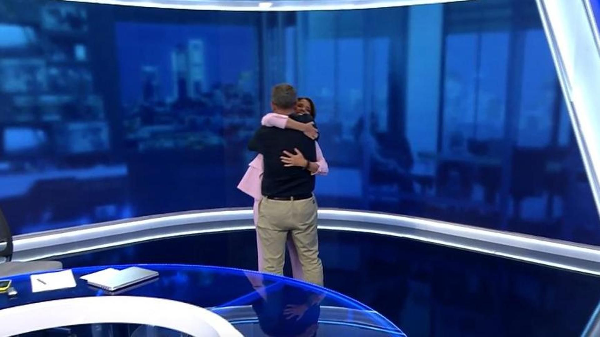 María Casado y su emotiva despedida a Emilio Garrido, editor de 'Informativos Telecinco Fin de Semana', en pleno directo