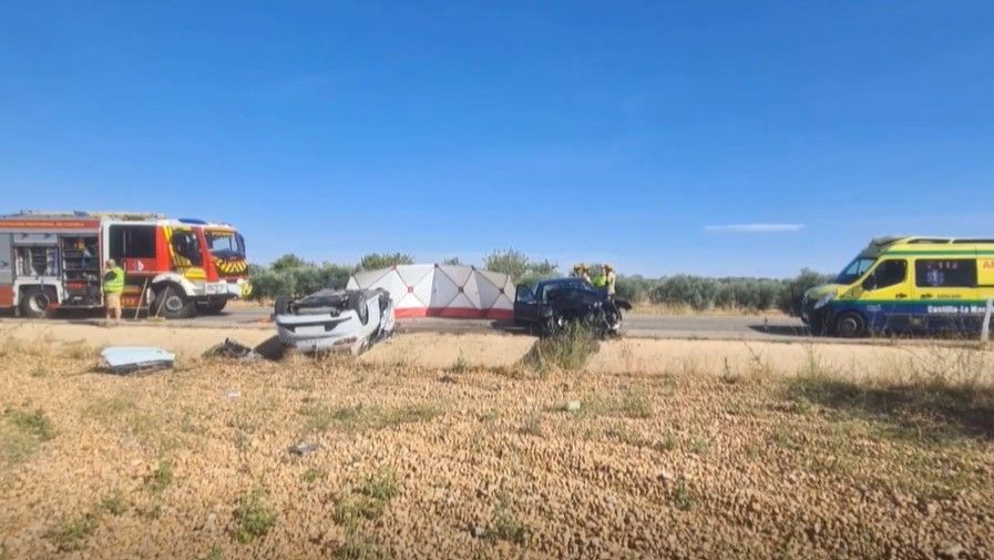 Mueren cinco personas, entre ellos tres menores, al chocar un coche y una furgoneta en Sisante, Cuenca