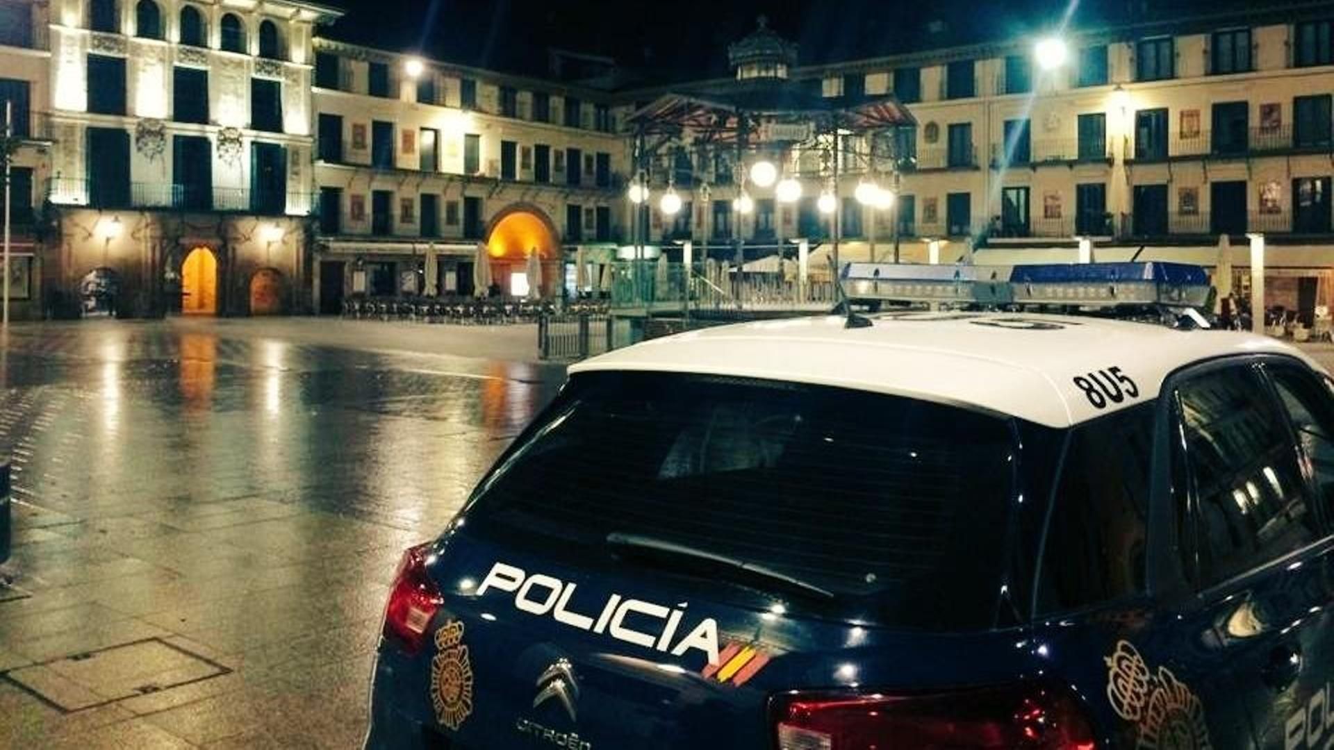 Patrulla de Policía Nacional en Tudela, localidad en la que se ha producido una pelea en un centro de salud