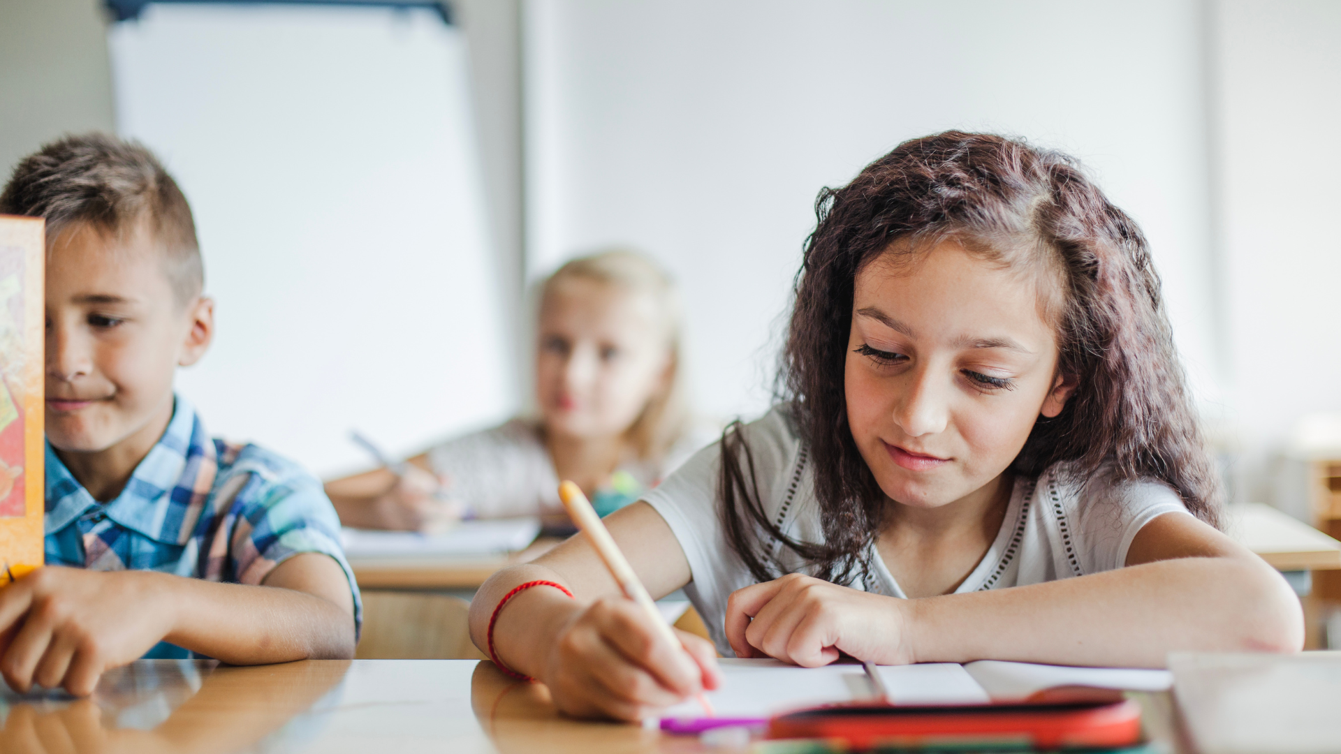 Se basa en repetir contenidos en intervalos crecientes de tiempo