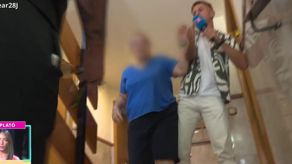 Tensión entre los vecinos de los detenidos por rociar con lejía a personas vulnerables y un reportero de 'Tardear': "¡Fuera de aquí!"
