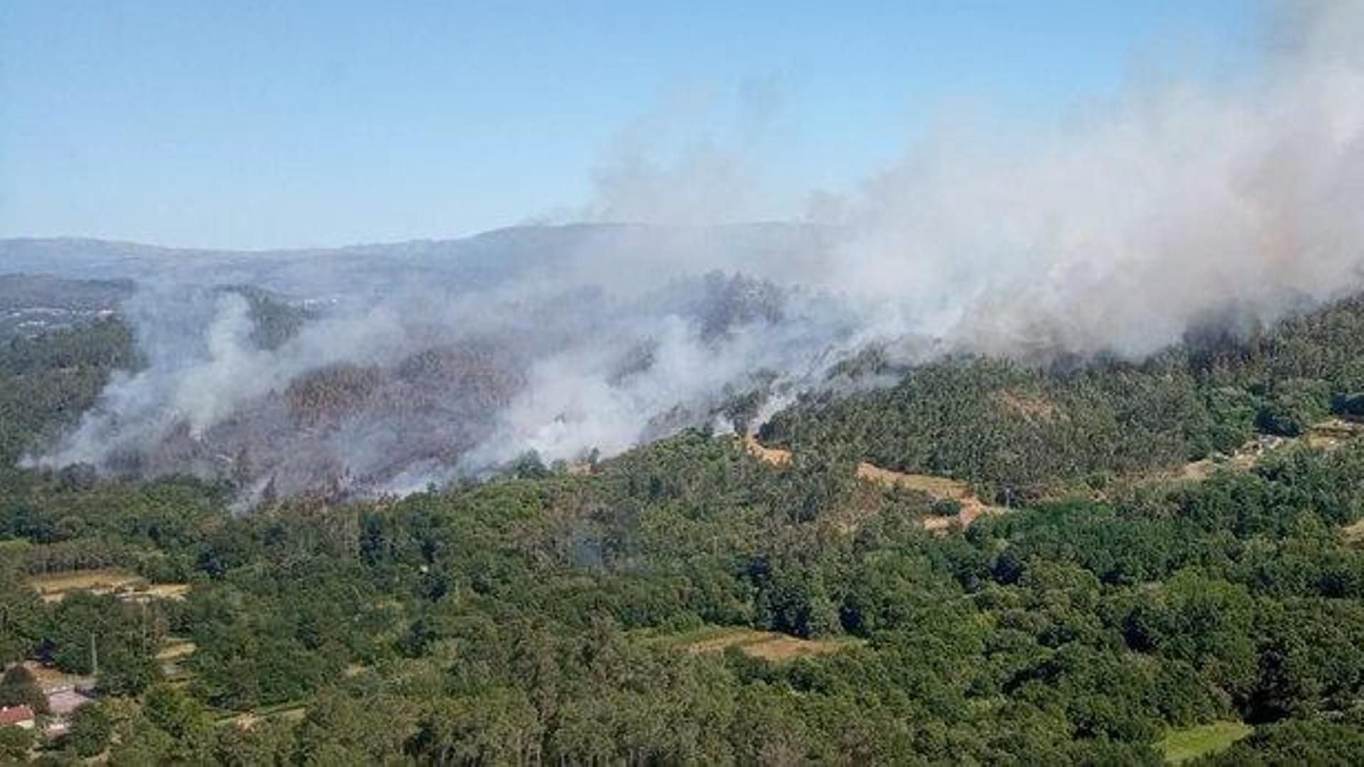 Activado el nivel dos de emergencia en el incendio de Salvaterra de Miño, Pontevedra: se aproxima a los domicilios