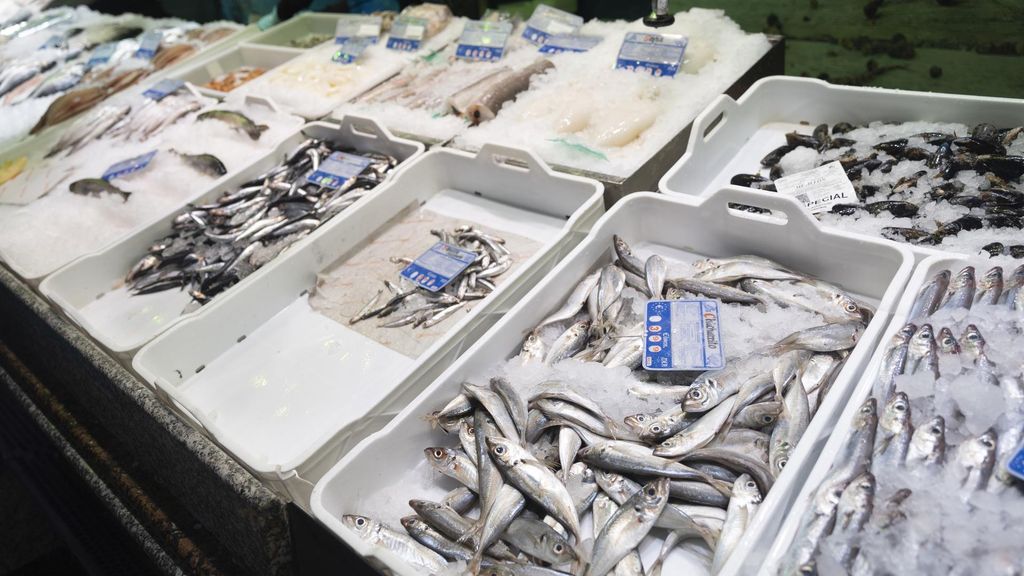 Archivo - Pescado en una pescadería
