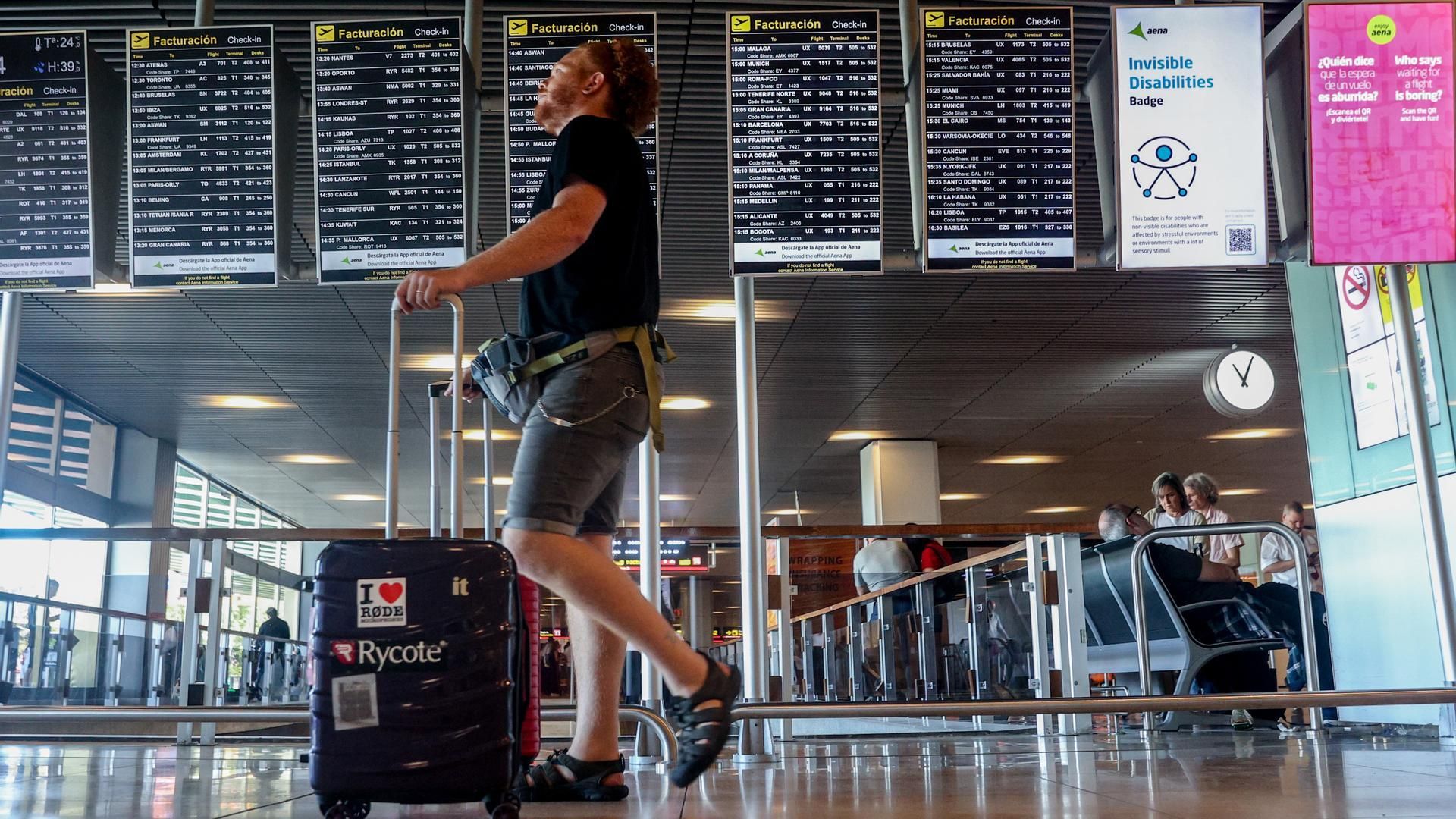 Archivo - Un hombre con una maleta en el aeropuerto Adolfo Suárez-Madrid Barajas, a 4 de agosto de 2023, en Madrid (España).