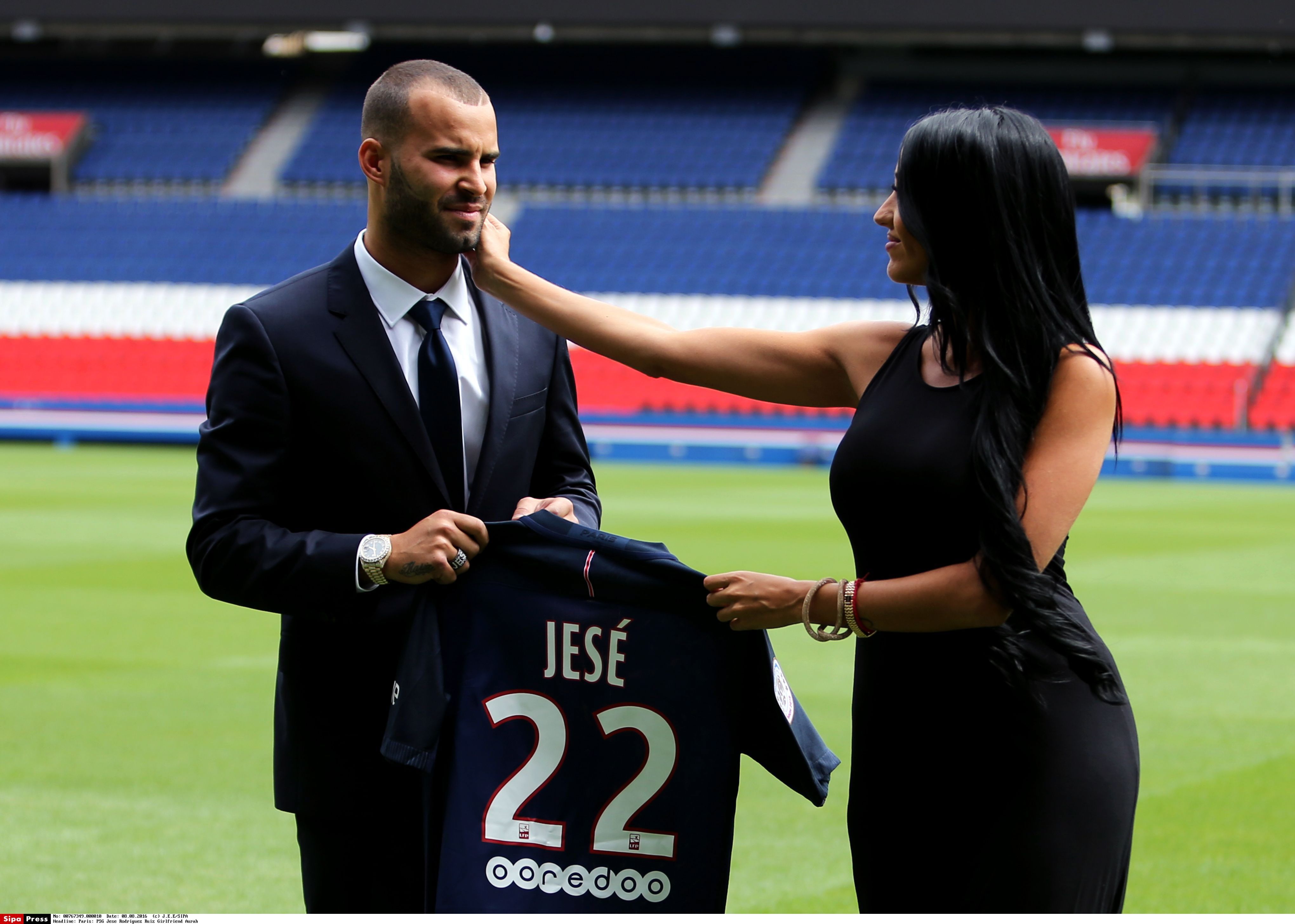 Aurah junto a Jesé durante su presentación en el PSG en 2016