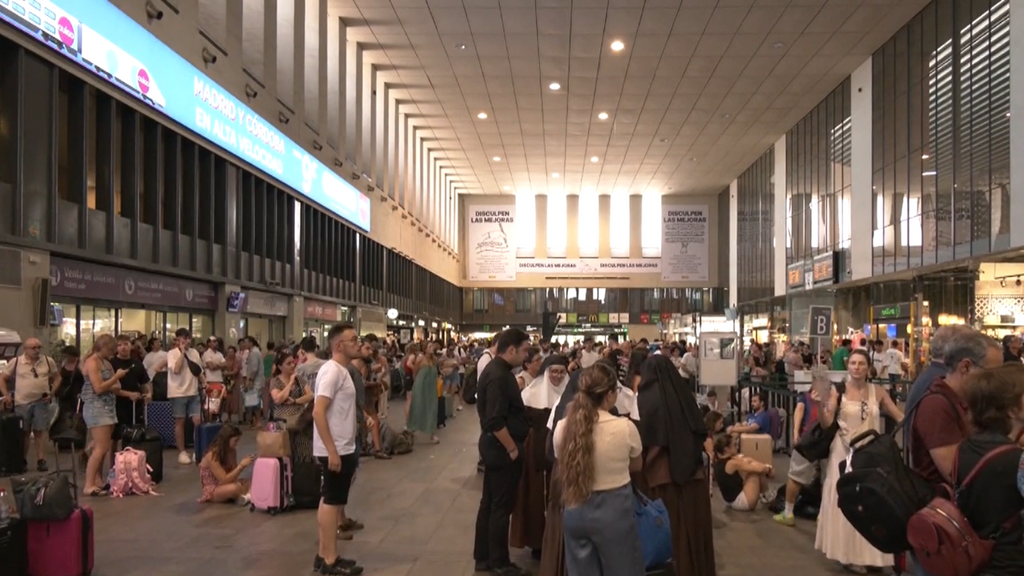 Centenares de viajeros acaban varados tras el corte del AVE entre Madrid y Andalucía por un incendio en Ciudad Real