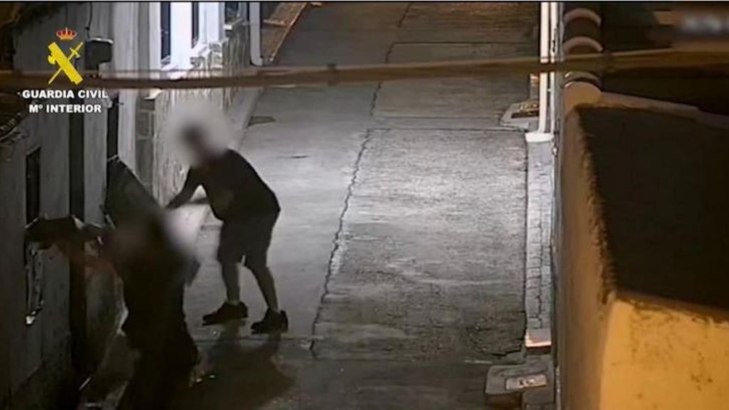 Detenidos dos hombres en Madrid por atacar a una vecina tirándole lejía a los ojos e incendiar su casa