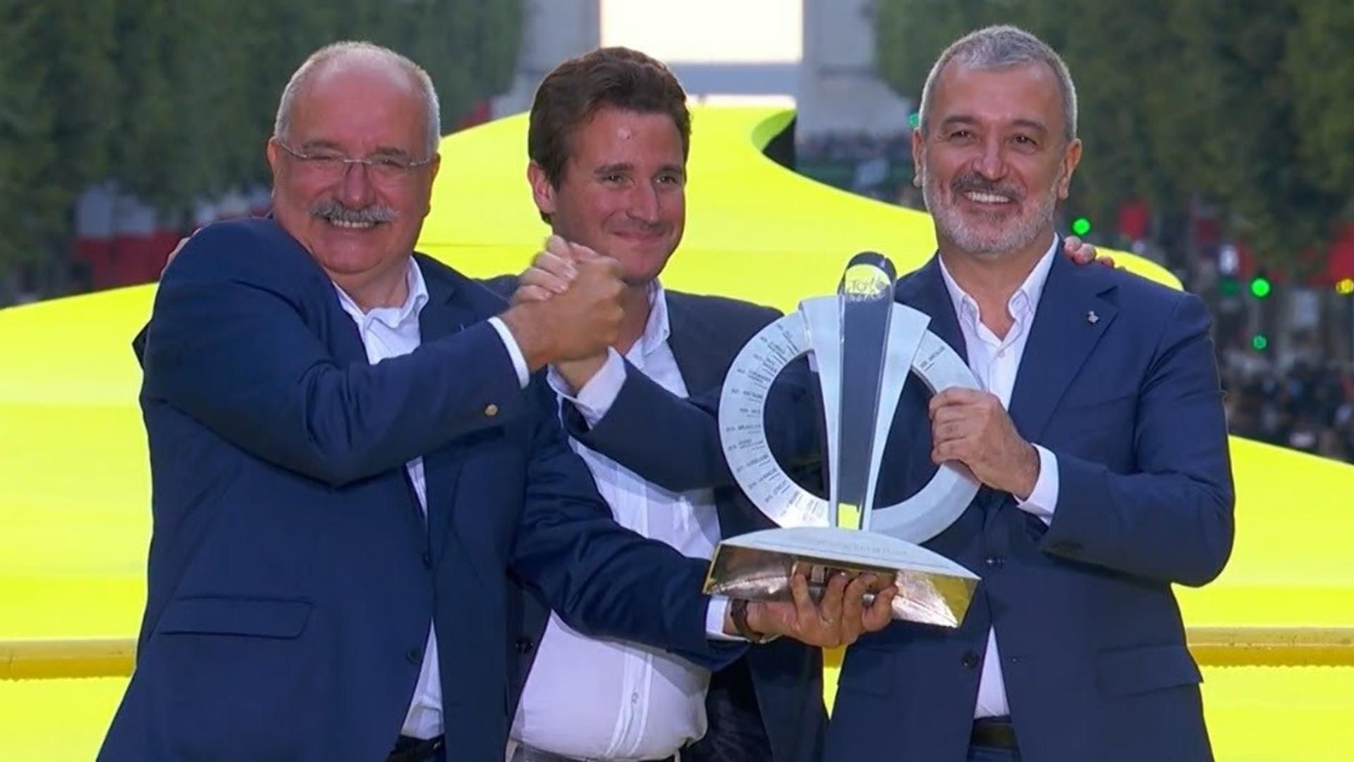 El alcalde de Barcelona, Jaume Collboni, recoge en París el testigo del Tour de Francia, del cual Barcelona acogerá su salida en 2026