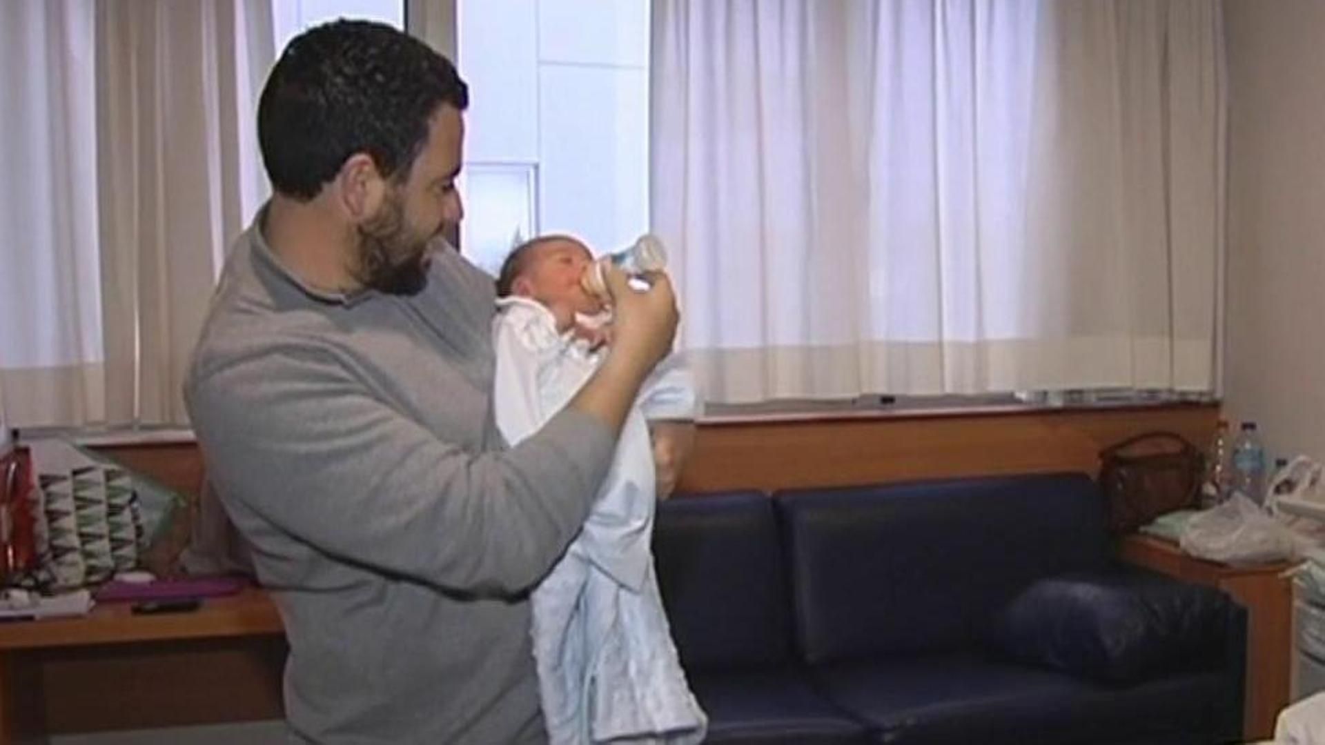El Gobierno aumenta una semana más el permiso por nacimiento de hijos: una medida exigida por la UE