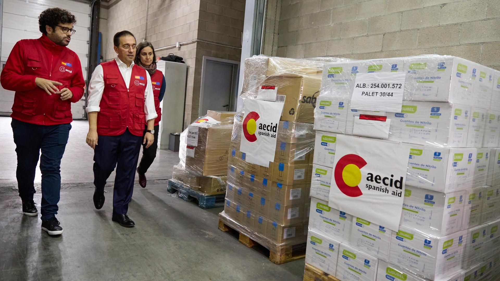El ministro de Asuntos Exteriores, Unión Europea y Cooperación, José Manuel Albares (c), visita el almacén donde se encuentra las cajas con ayuda humanitaria destinada a Gaza