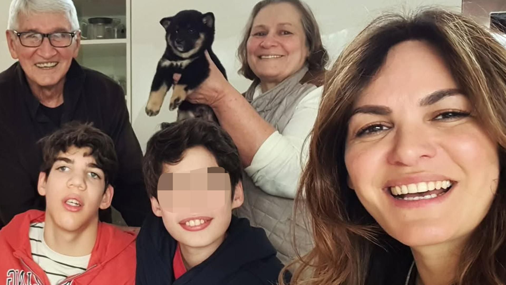 Fabiola Martínez, sus hijos y sus padres