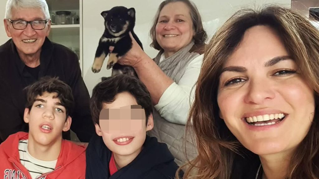 Fabiola Martínez, sus hijos y sus padres
