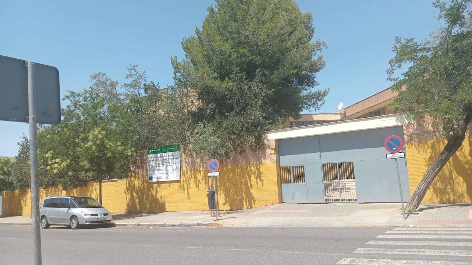 Fachada del IES Salvador Távora de Sevilla
