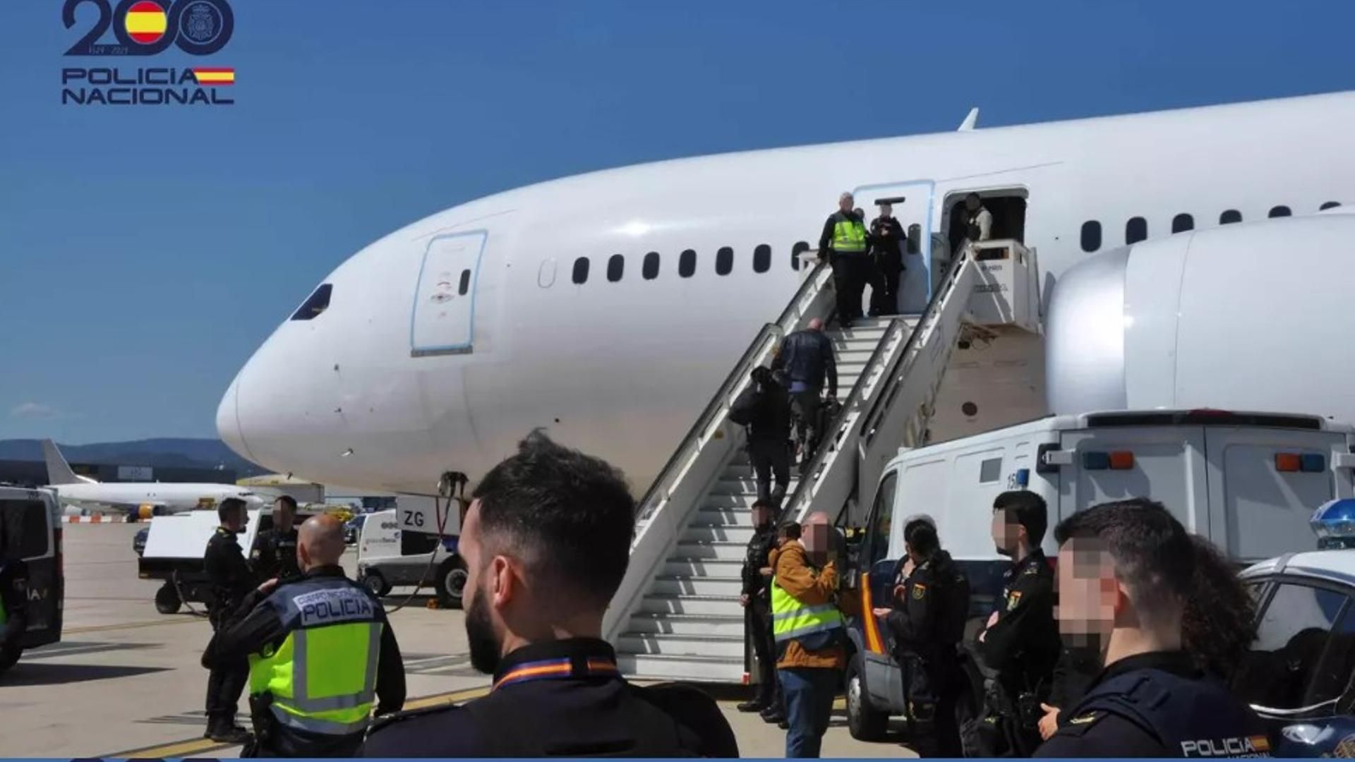 Imagen de los delincuentes en el momento del abordaje del avión con destino a sus países de origen.