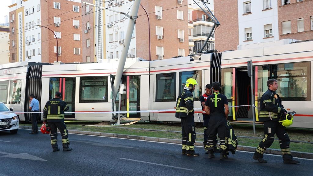 Investigan las causas de un descarrilamiento de tranvía en Sevilla que ha interrumpido el servicio durante horas