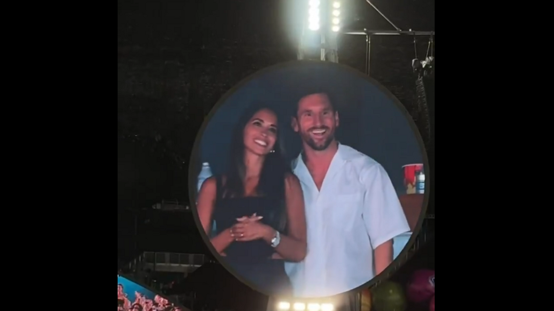 La famosa 'kiss-cam' del concierto de Coldplay pilla a Leo Messi y Antonella: "El mejor deportista de todos los tiempos"