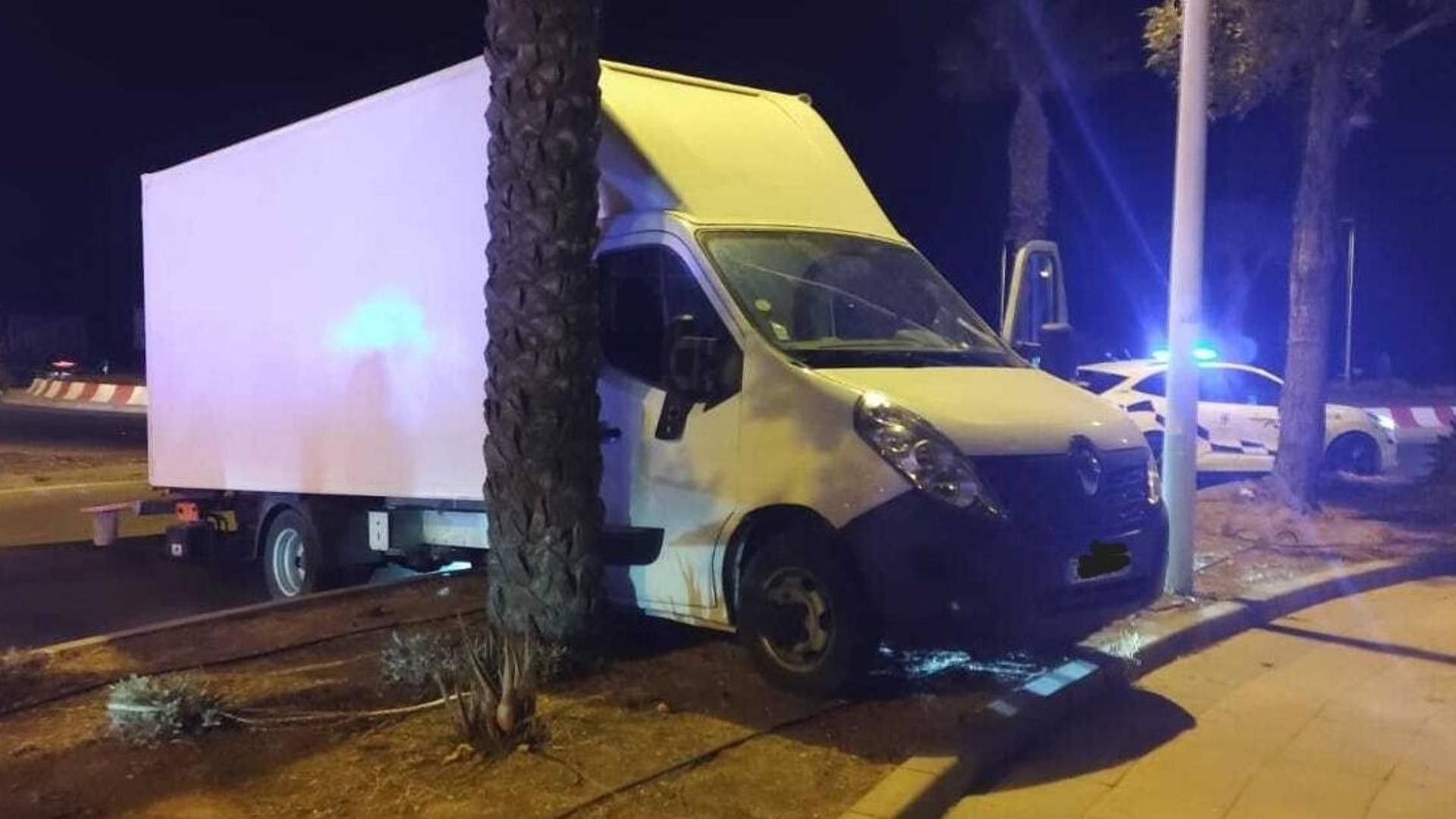 La persecución entre balas a una camioneta en Almería: intentó atropellar a los policías y recibió un disparo en la pierna La persecución entre balas a una camioneta en Almería: intentó atropellar a los policías y recibió un disparo en la pierna