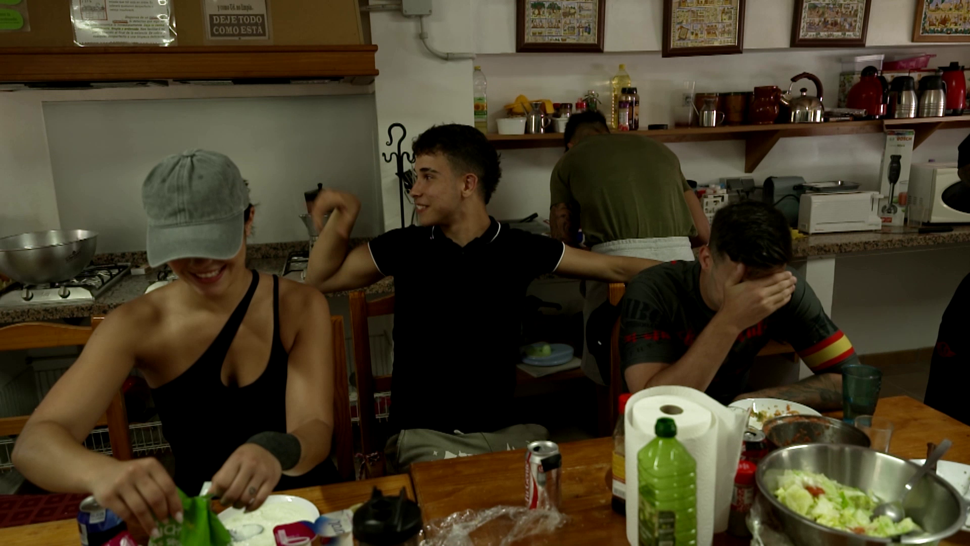 Los guerreros comentan los combates finales en el desayuno