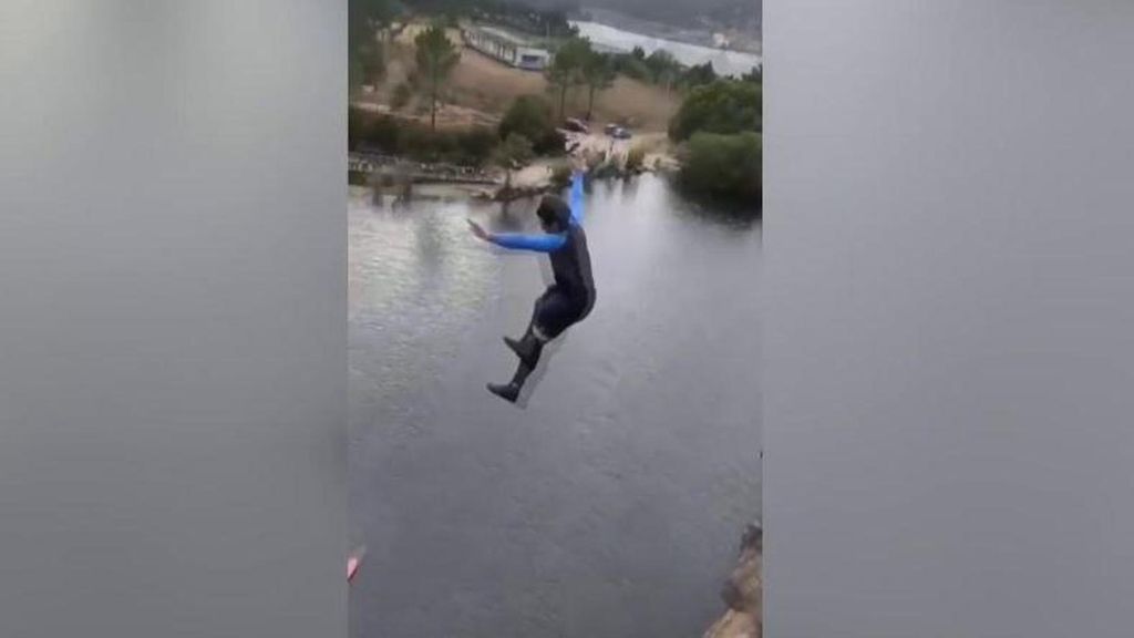Saltos temerarios en la peligrosa laguna de Catoira donde un menor perdió la vida hace dos semanas