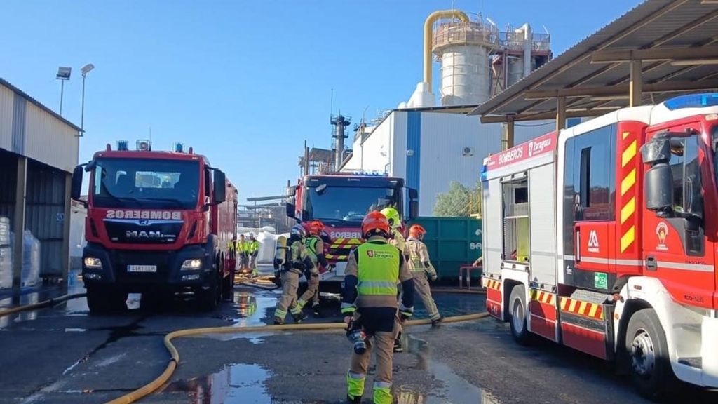 Se levanta el confinamiento de la población tras la evolución favorable del incendio de la química de Zuera