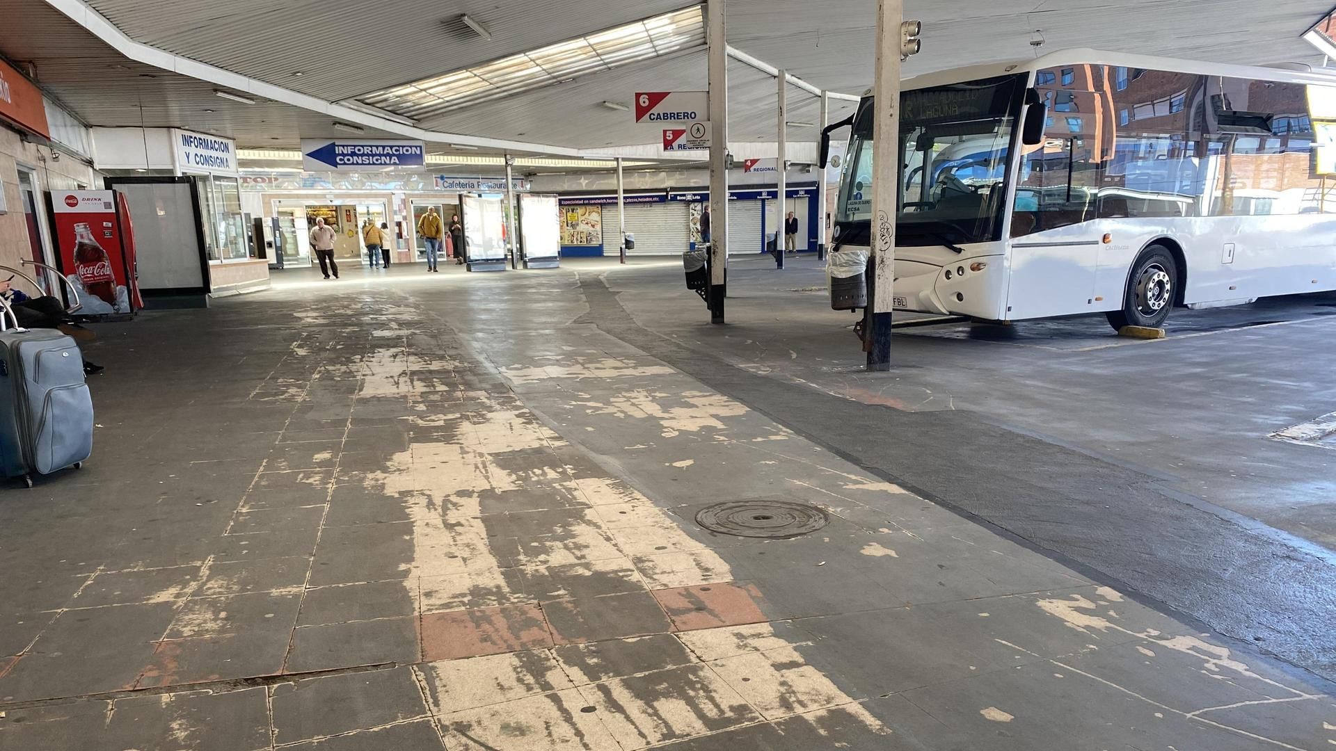 Sofocan un aparatoso incendio en el tejado de un edificio junto a la estación de autobuses de Valladolid
