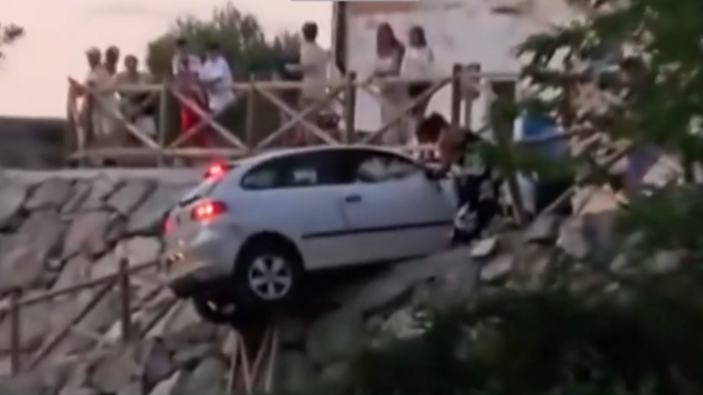 Un coche queda suspendido en el aire y al borde de un precipicio en La Rioja: el conductor dio positivo en alcohol y drogas