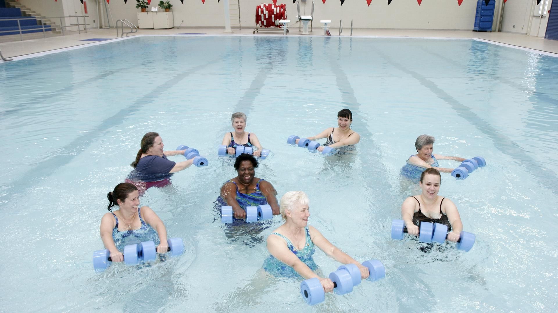Unas señoras haciendo ejercicio en el agua Unas señoras haciendo ejercicio en el agua