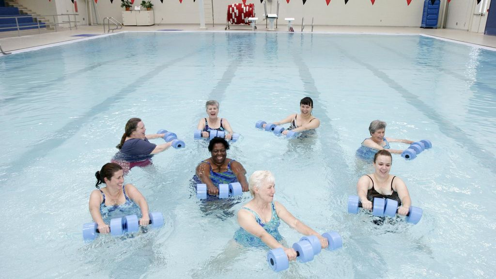 Unas señoras haciendo ejercicio en el agua