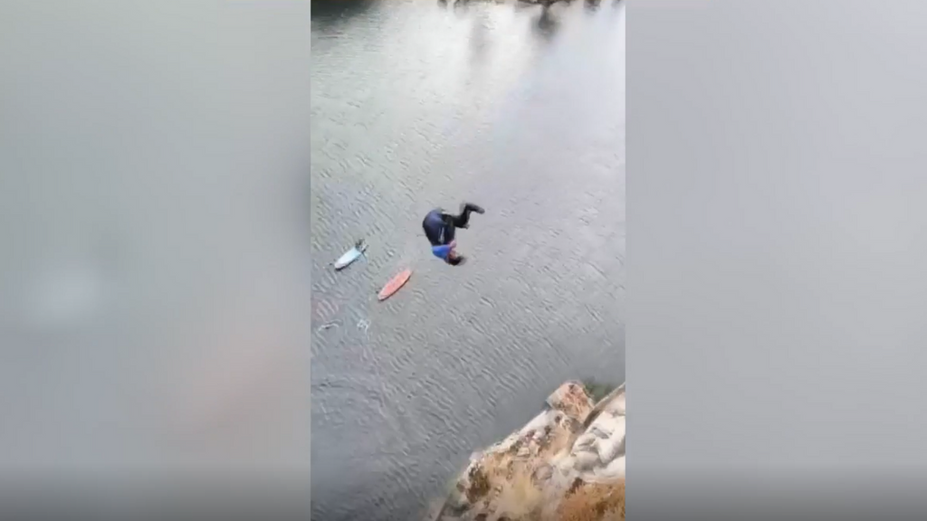 Vuelven a saltar en la laguna de Catoira tras la tragedia de un menor de 14 años