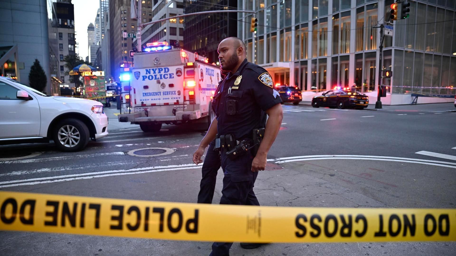 Agentes de policía de Nueva York responden a un incidente con un tirador activo en el centro de la ciudad Agentes de policía de Nueva York responden a un incidente con un tirador activo en el centro de la ciudad