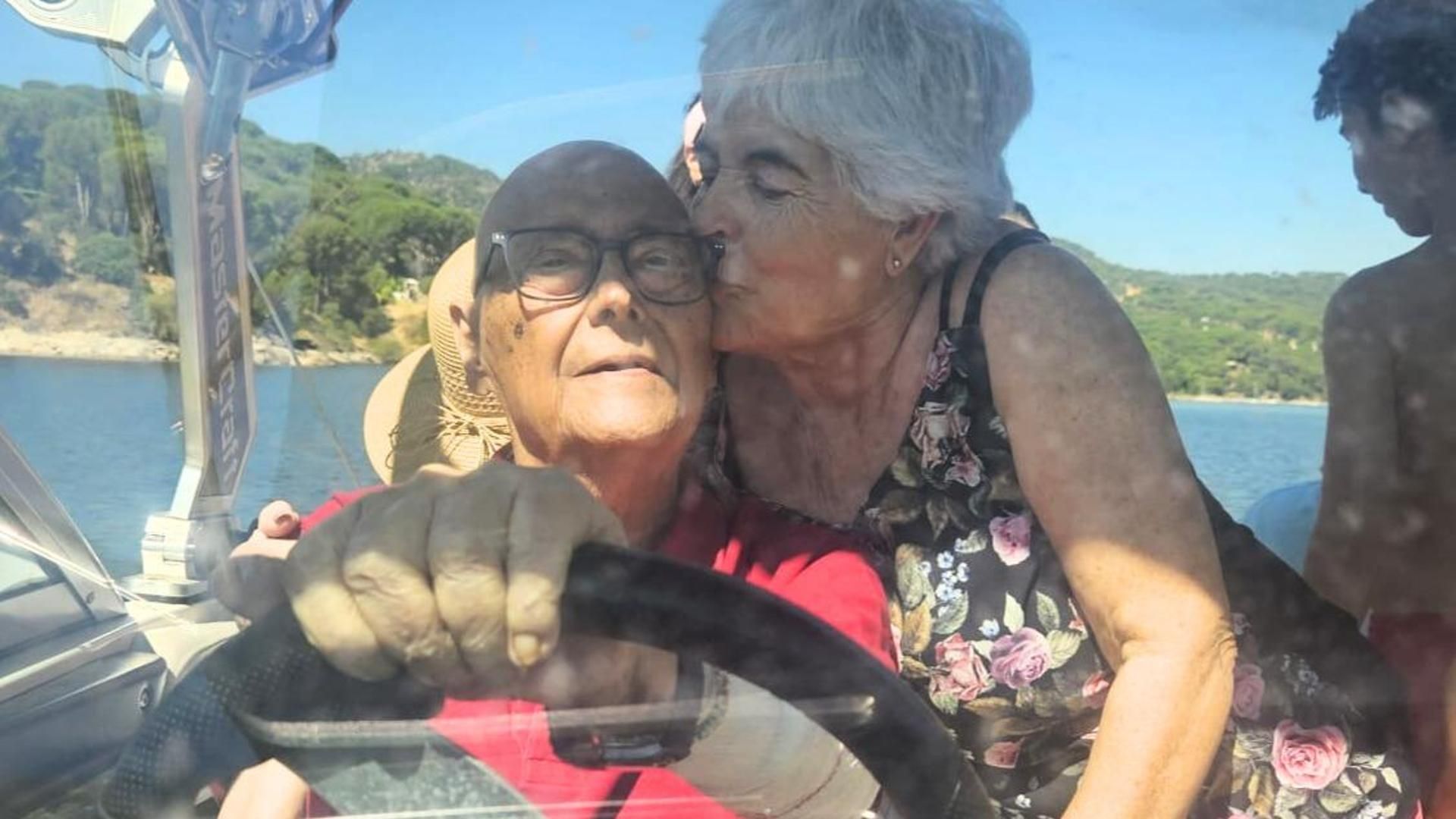 Antonio, navegando junto a su mujer, Carmina, en el día en que cumplió su último deseo