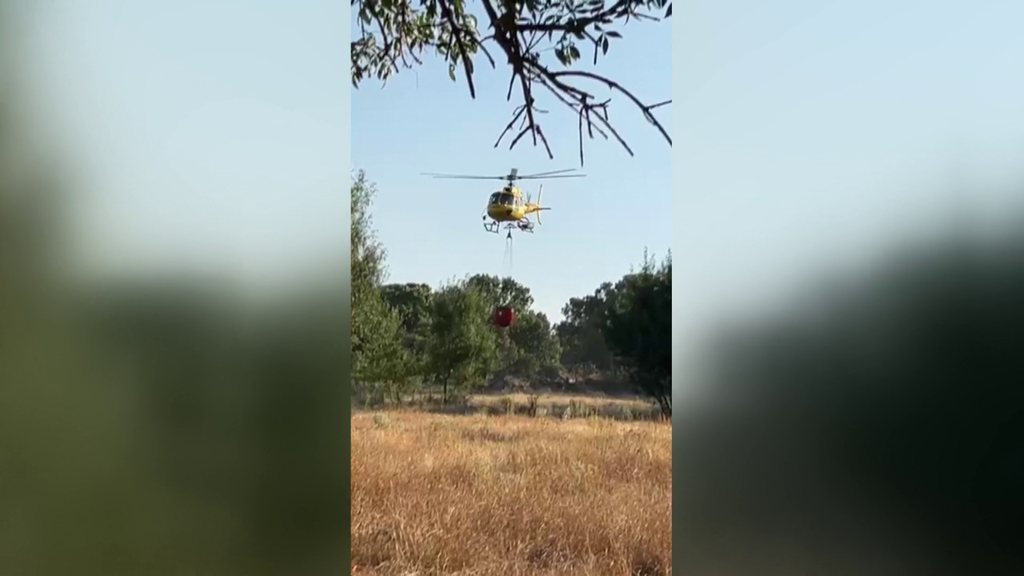 Bomberos de la Comunidad de Madrid trabajan en el incendio forestal de Zarzalejo