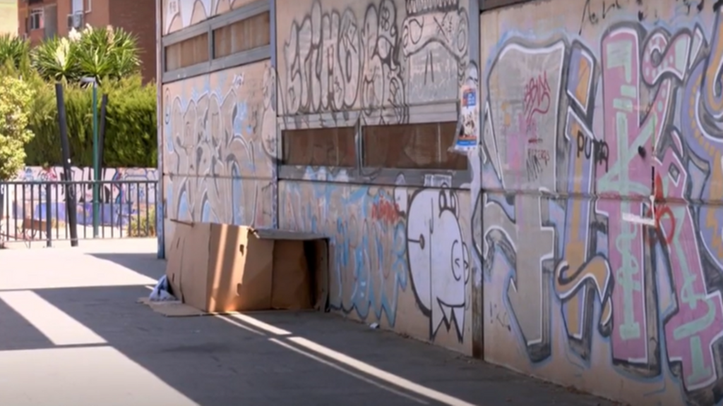 Buscan a dos jóvenes fugados tras rociar con líquido inflamable y prender fuego a un hombre indigente en Málaga