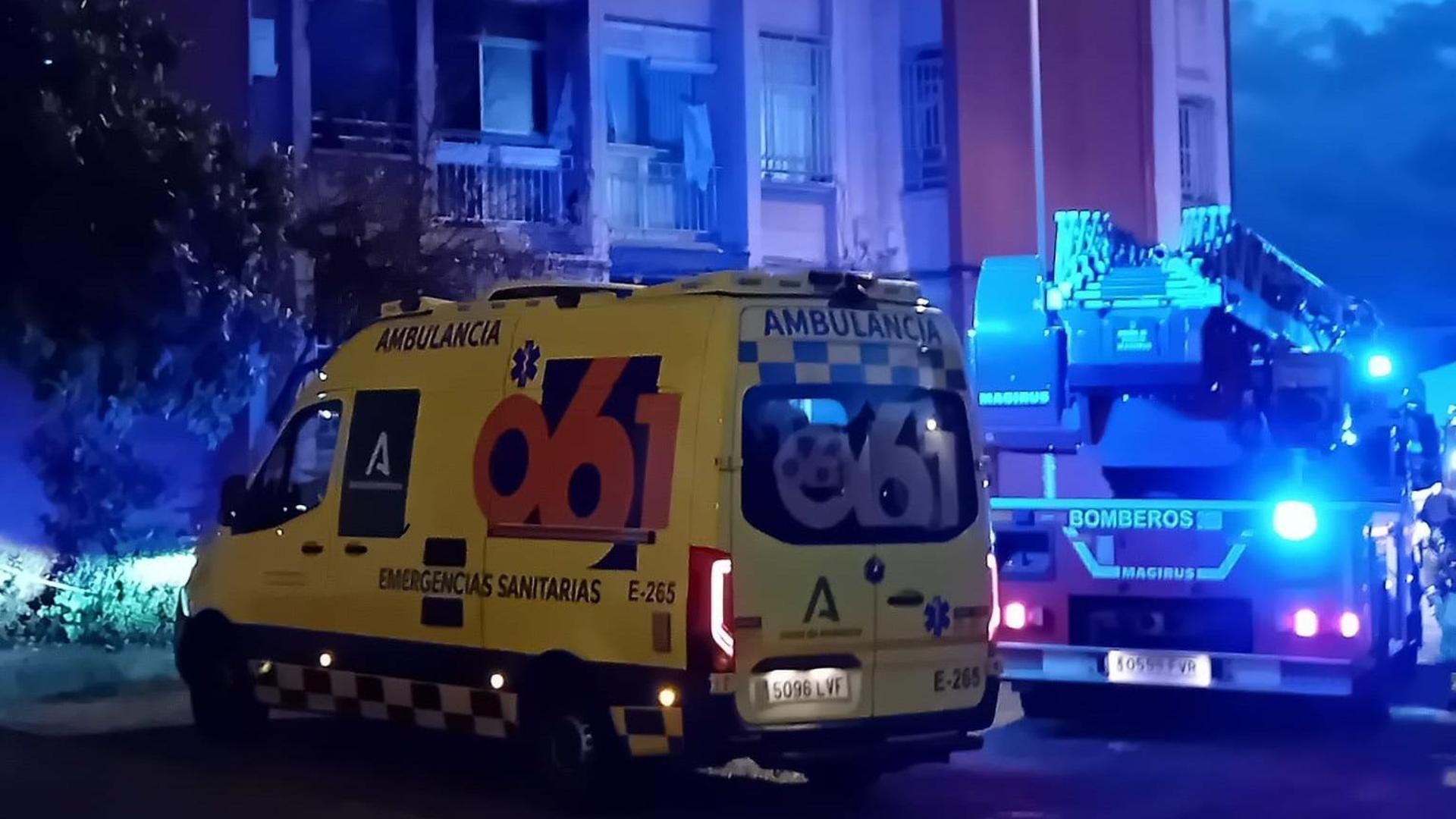 Cinco afectados, dos de ellos menores, por inhalación de humo en un incendio en Granada