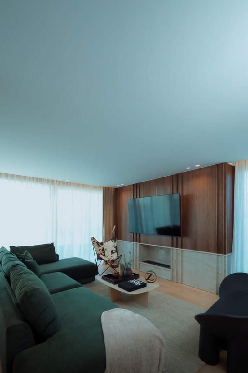 Detalle del salón, con sofá verde
