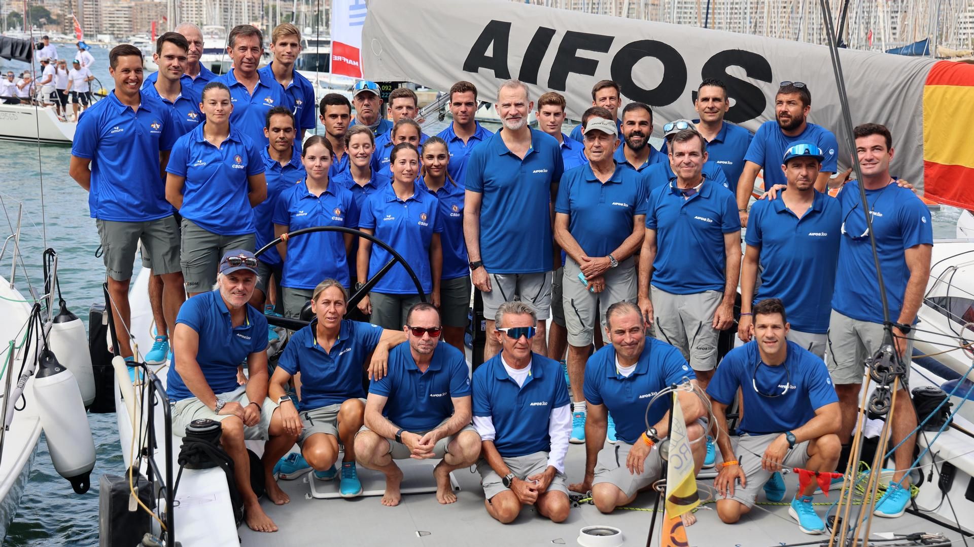 El rey Felipe embarca en el Aifos
