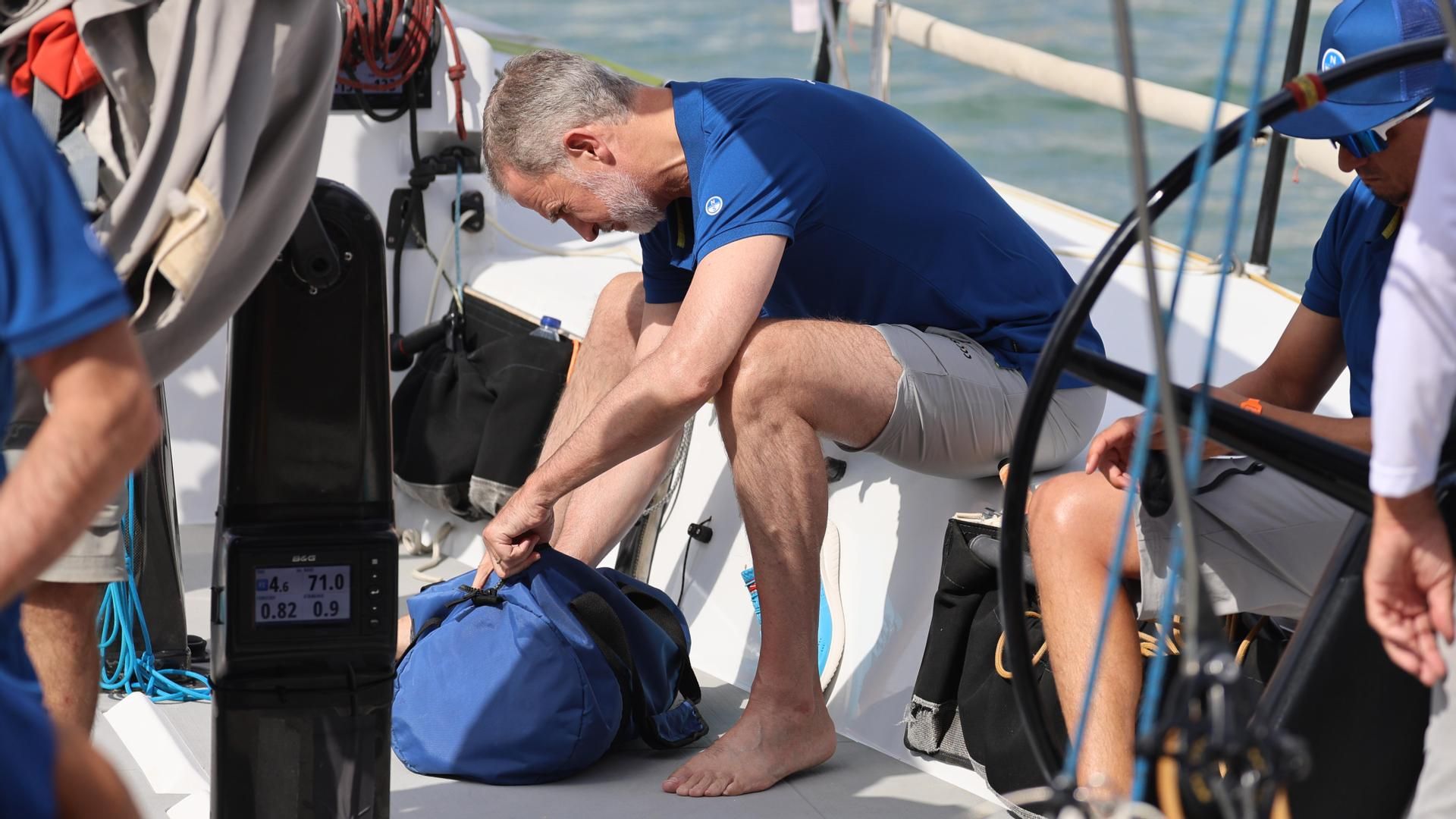 El rey Felipe embarca en el Aifos