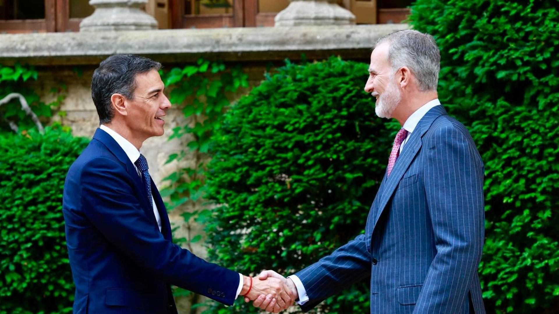 El rey Felipe VI y Pedro Sánchez en el Palacio de Marivent